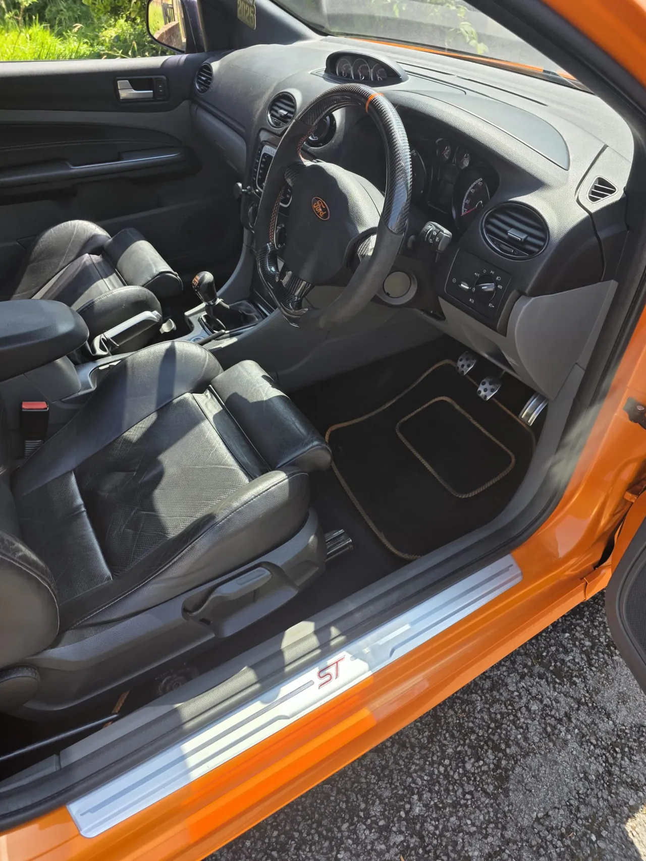 Car interior and leather seats after professional cleaning (1)