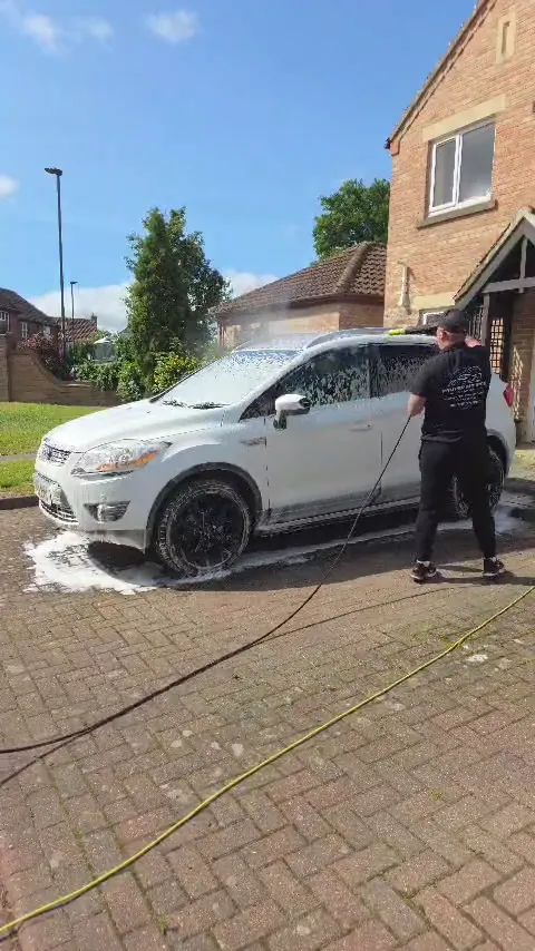 Mobile full valet on a white Ford Kuga