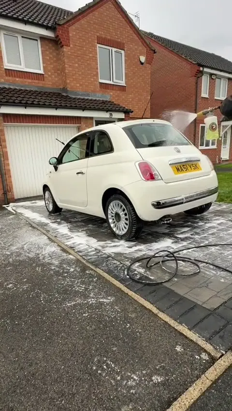 Mobile valet on a white Fiat 500 driveway