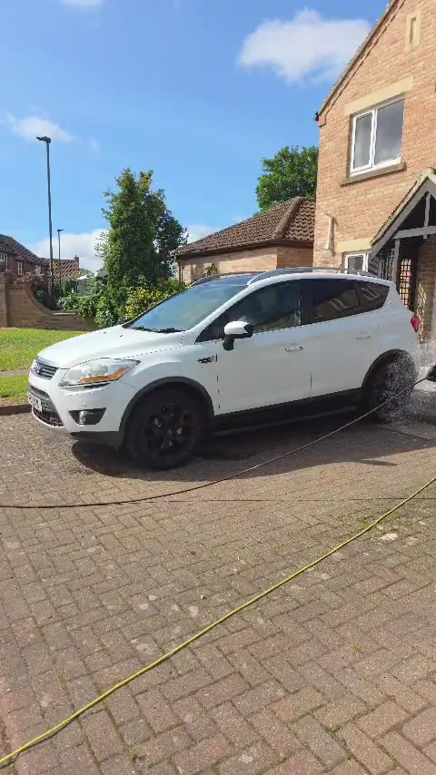 Rinsing a Ford Kuga during a mobile valet