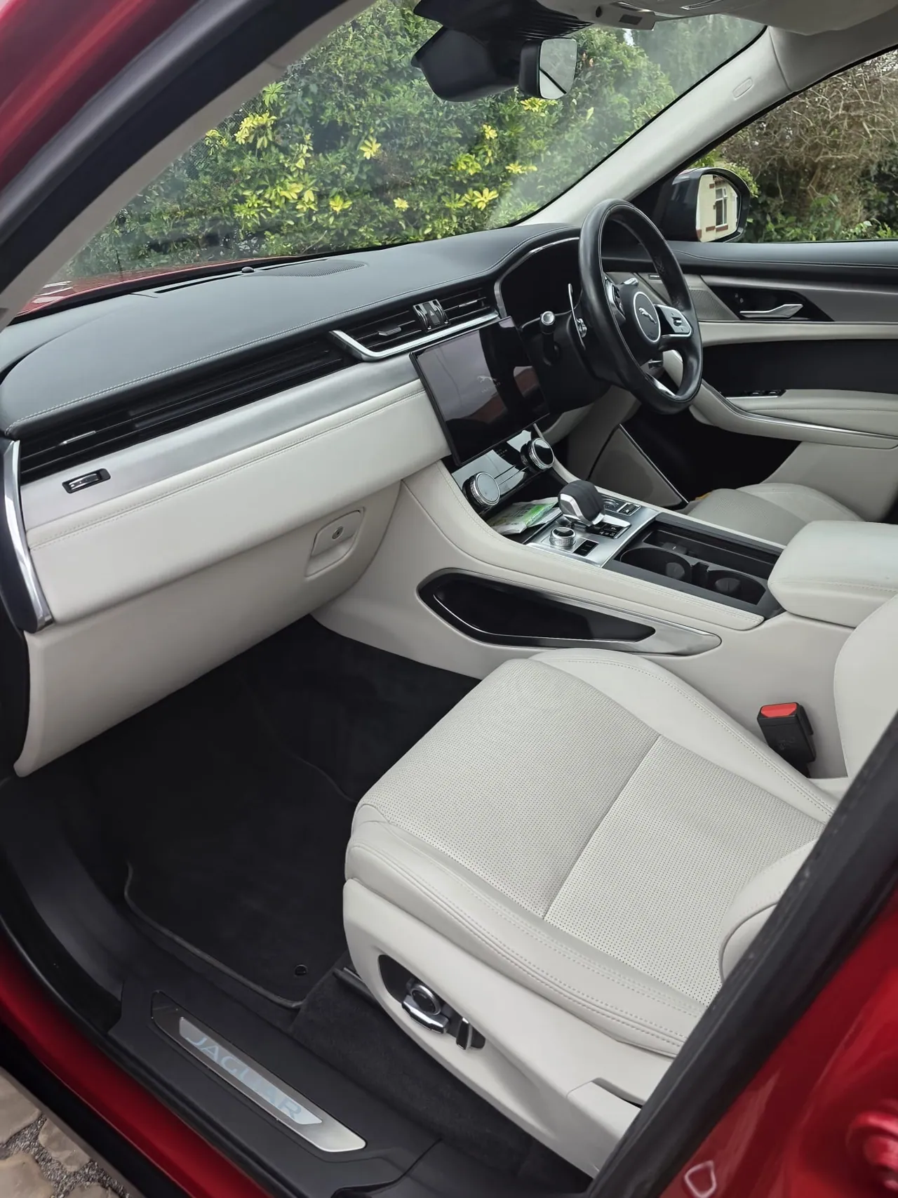 Car interior and leather seats after professional cleaning (6)