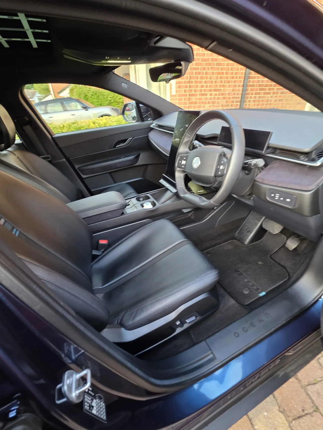 Car interior and leather seats after professional cleaning (2)