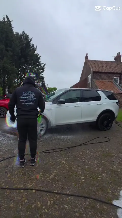 Daniel foaming a white Discovery Sport
